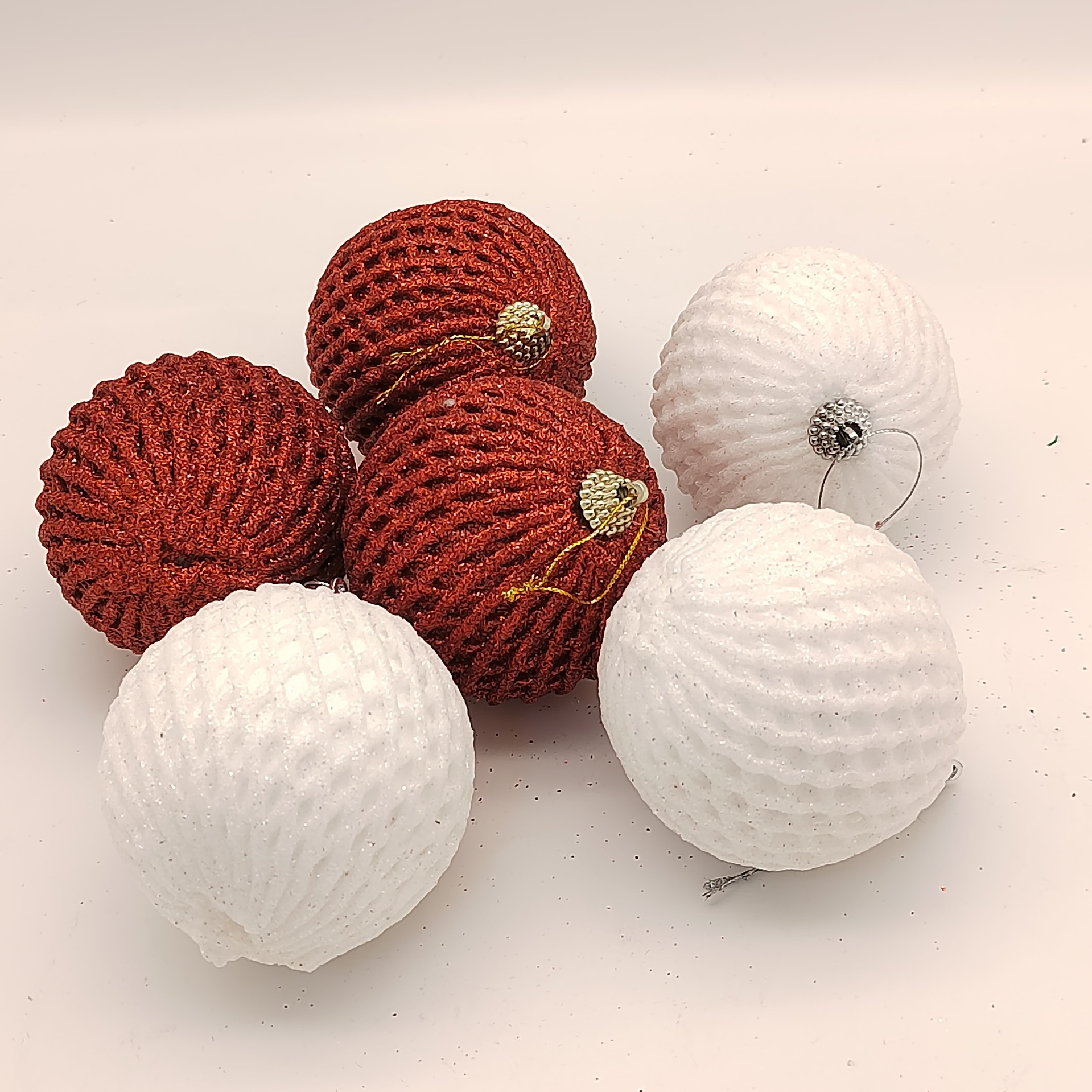 Nuevo conjunto de bola de espuma de 8cm 6 piezas red y blanco espuma polvo brillante decoración de bola de Navidad colgante de árbol de Navidad