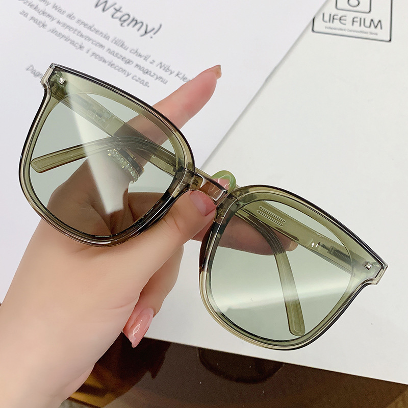 Deep space green-folding polarizer with nose support