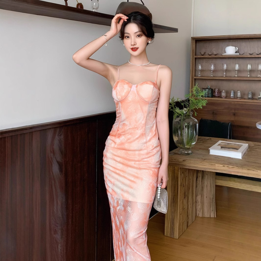 Đầm hai dây kiểu Pháp in họa tiết bó sát eo, dài ôm hông — Màu bánh ngọt đào
