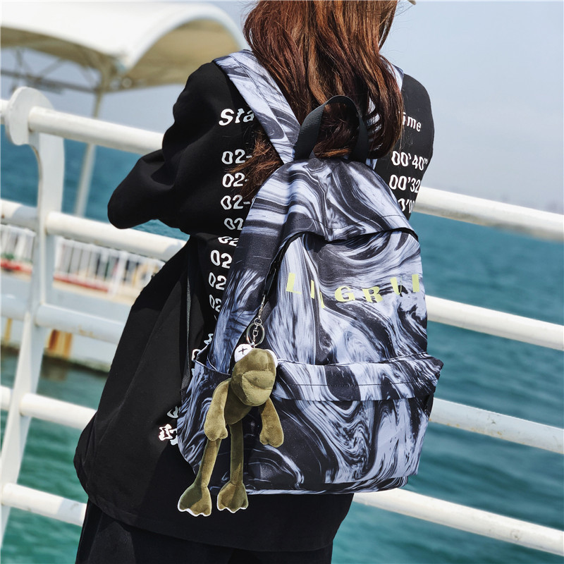 2021春新款韩版迷彩旅行单肩斜跨背包潮酷大容量高中大学生双肩包