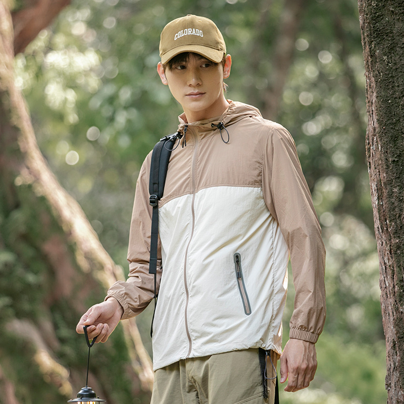 Ropa de protección solar al aire libre de montaña para hombres y mujeres de verano nueva seda de hielo delgada impermeable ropa de moda de protección solar pareja chaqueta encapuchada