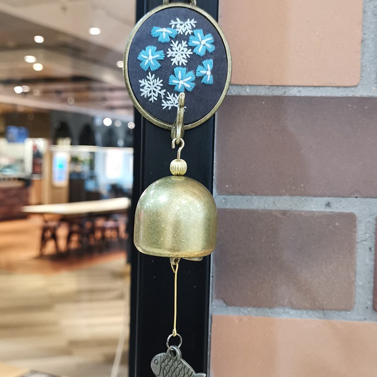 Bordado DIY Bell hecho a mano auto-bordado paquete de material matar el tiempo bordado tridimensional producción timbre colgante decoración campanas de viento
