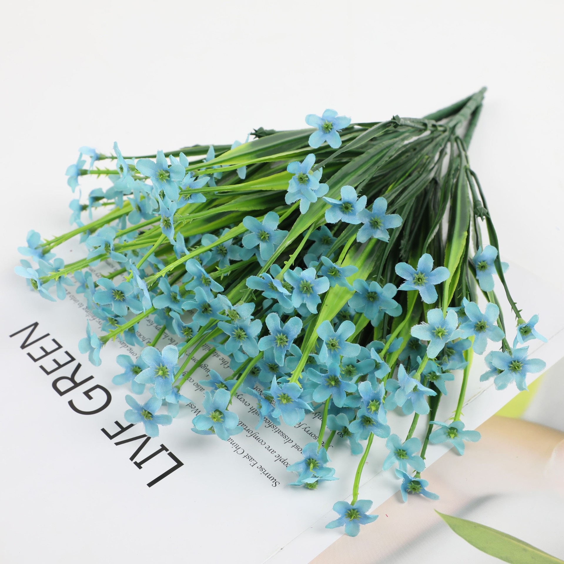 Simulación de plantas acuáticas plástico hierba de primavera flor violeta serigrafía hierba de primavera de cinco cabezas pequeña margarita flor falsa accesorios decorativos al por mayor