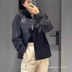 2025春のMLB秋の帽子付きカーディガンの通気性防風コートのカップルコートの新型の突撃服はゆったりしています。