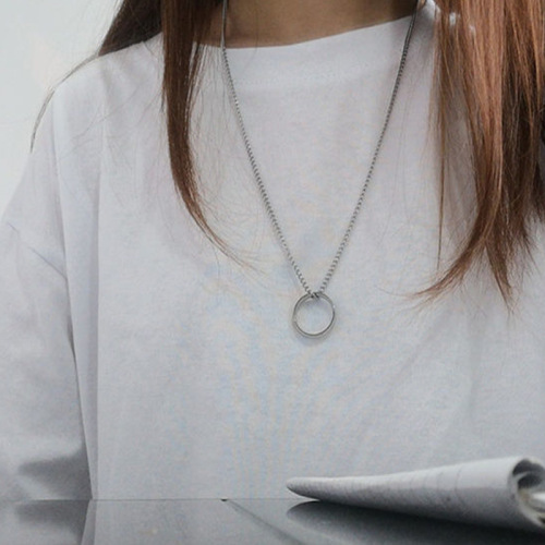 Wang Yibo's trendy ring and necklace—unisex street-style accessories for clubbing, versatile designs popular on Instagram, perfect for hip-hop-inspired women's looks.