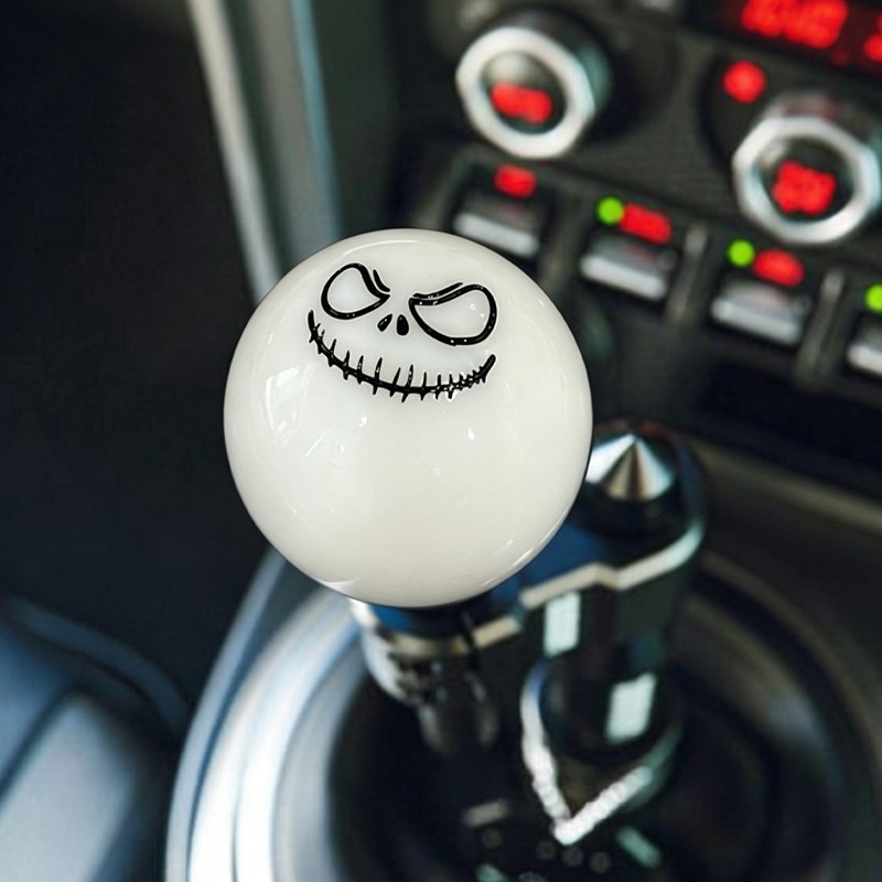 Car modification gear shift knob, manual transmission, round black and white ghost face design, resin gear stick head, universal shift lever
