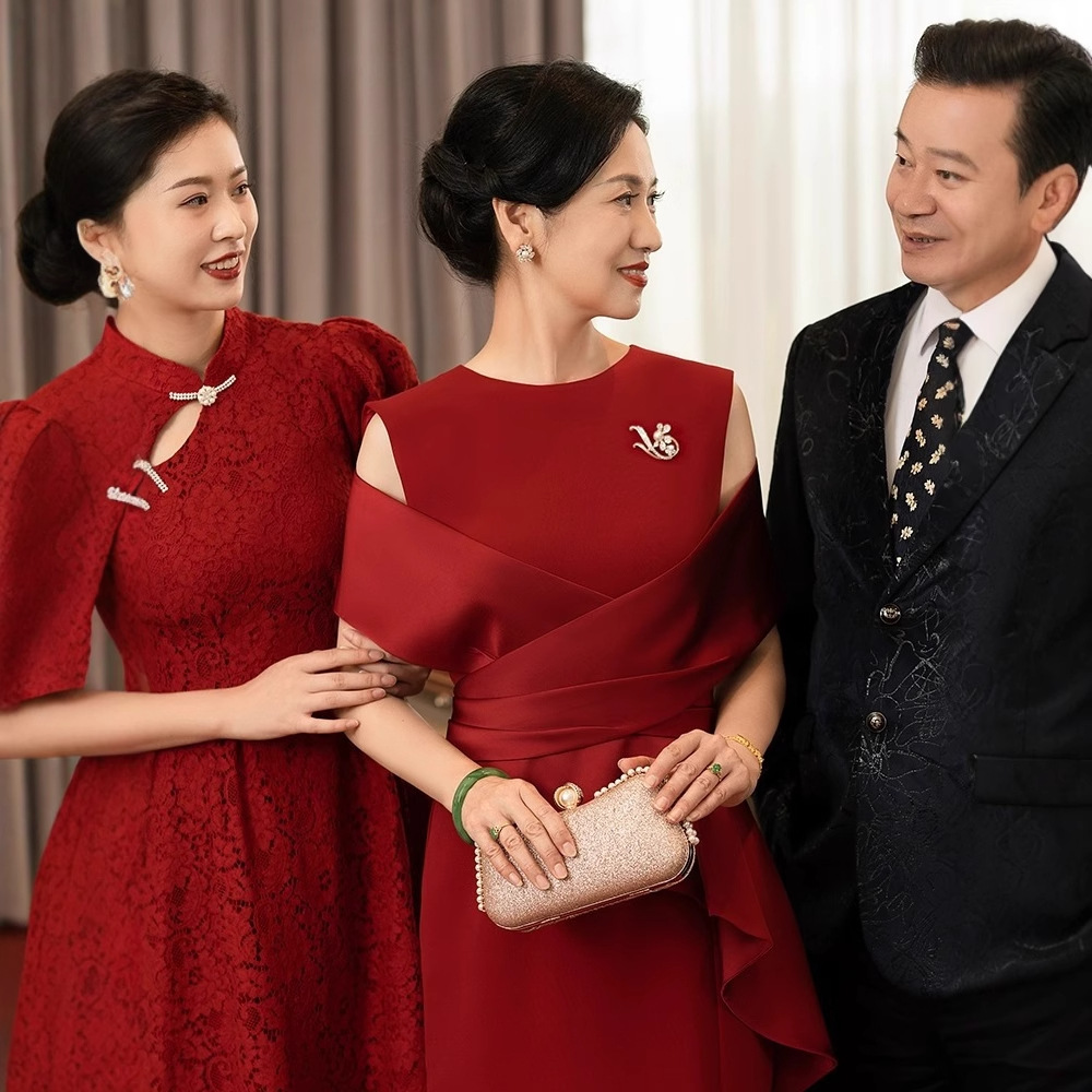 Vestido de banquete de boda de mamá 2024 Boda de verano rojo elegante boda de moda feliz suegra cheongsam de mediana edad adelgazar