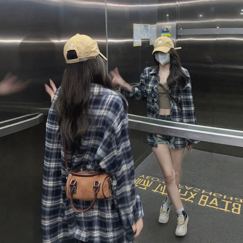 Lazy-style plaid shirt for women, new spring/summer long-sleeve shirt, retro loose-fit design, unique top Lazy-style plaid shirt for women, new spring/summer long-sleeve shirt, retro loose-fit design, unique top