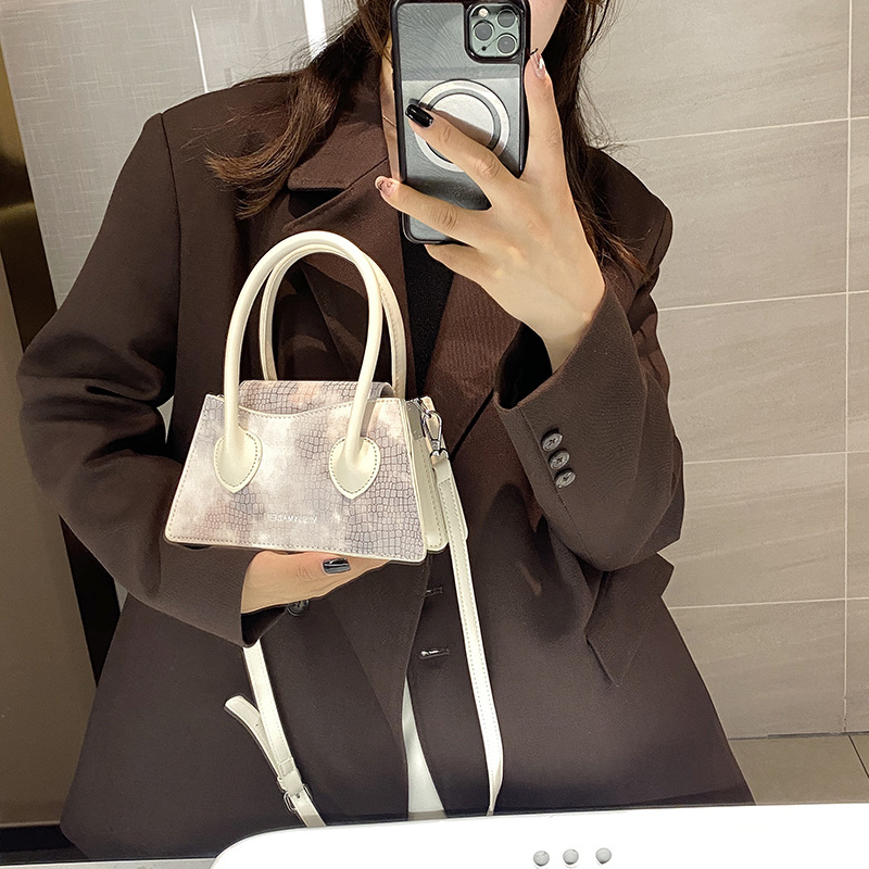 Frau Mittel Pu-Leder Krokodil Klassischer Stil Strassenmode Quadrat Magnetschnalle Umhängetasche display picture 2