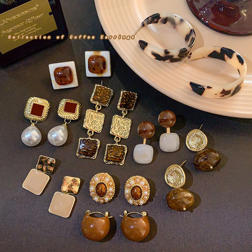 Retro Hong Kong style brown earrings niche design temperament high-end celebrity earrings autumn and winter unique earrings for women