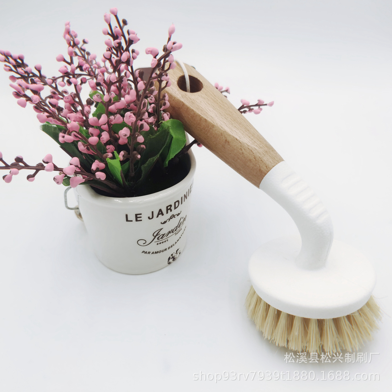 家庭用ケヤキの長い柄の鍋を洗って鍋の神器の台所をブラシします。