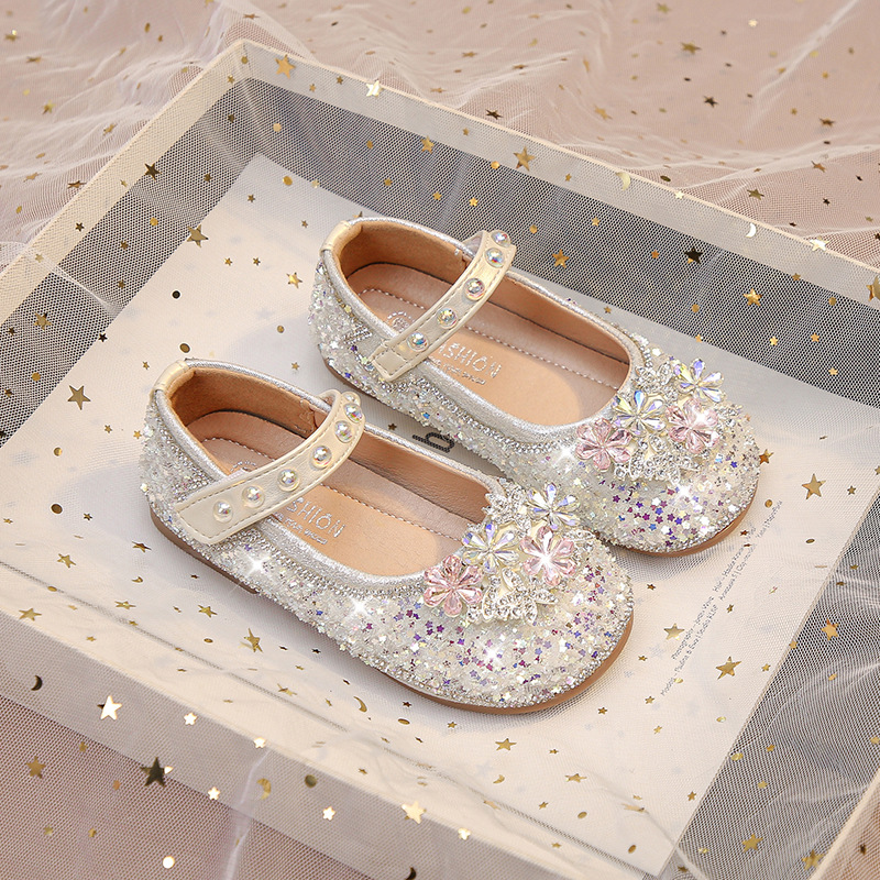 Zapatos de princesa de niñas, primavera de 2026, nuevos zapatos de cuero de arco, moda universal, zapatos de diamante suaves