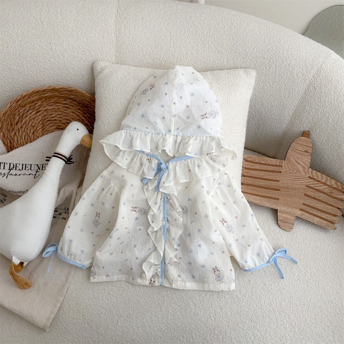 2025 traje de niña verano nuevo producto femenino estilo occidental linda ropa de protección solar chaleco con cuello de hoja de loto pantalones cortos de tres piezas