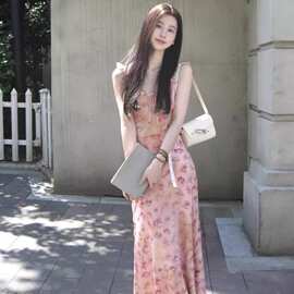 法式度假风气质粉色碎花吊带连衣裙纯欲温柔女夏季收腰无袖长裙子