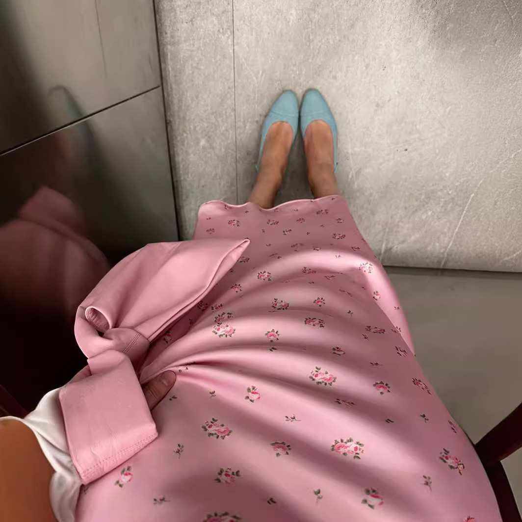 Robe midi imprimée pour le printemps été 2024, avec un nouveau tempérament d'imprimé floral et une jupe taille haute suspendue_voghion.com