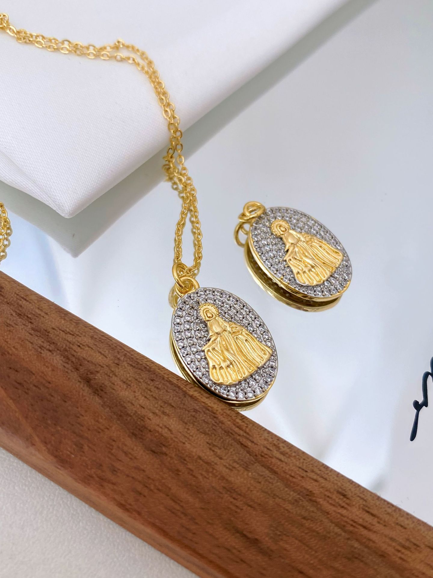Oval, Our Lady of Guadalupe Pattern 1 Piece 13.9*22.2mm Copper Zircon 18K Gold Plated Oval Our Lady Of Guadalupe Pendant Chain