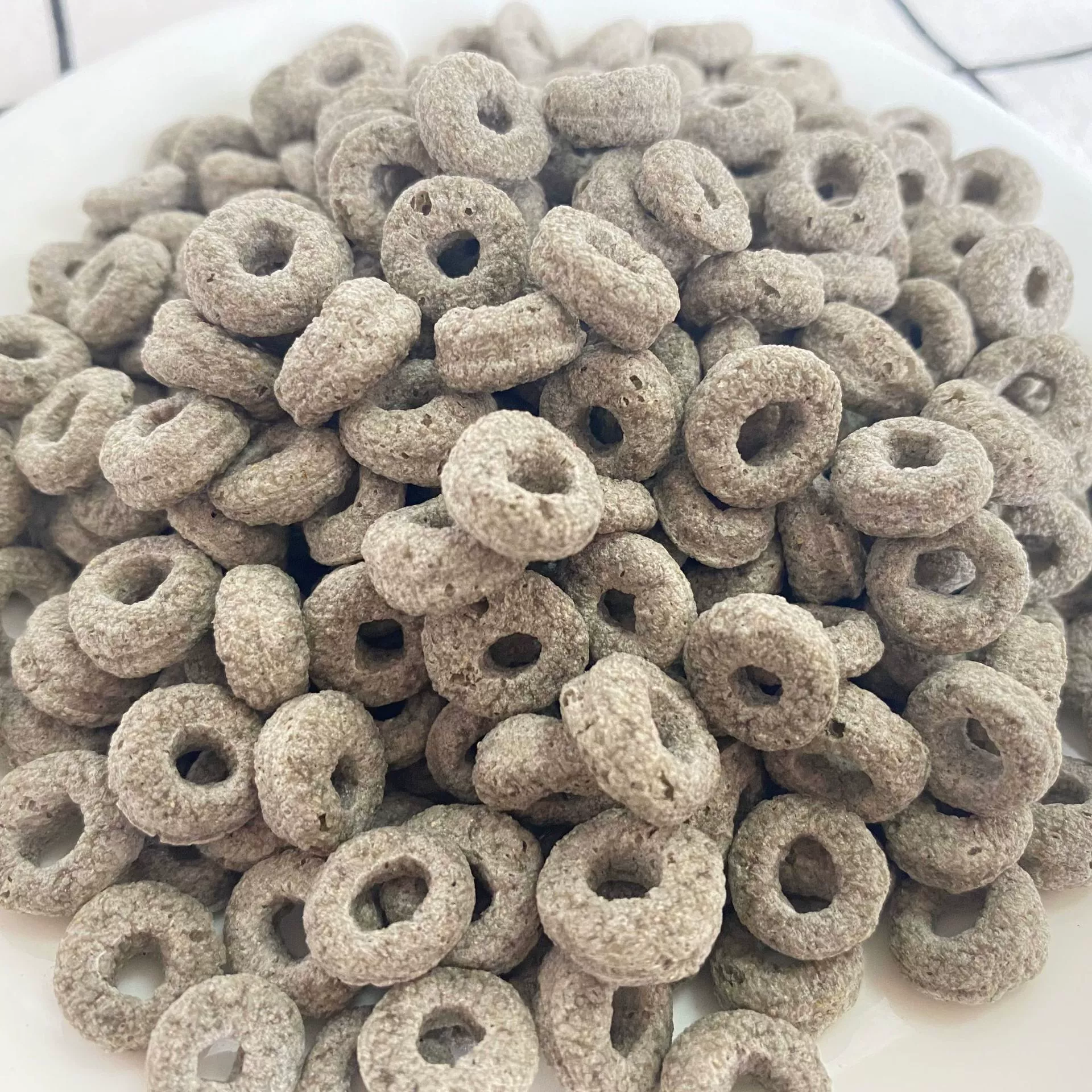 Черная кунжутная кольца готовый к употреблению легкий питательный завтрак настой молока смешанный с йогуртом сытость настоянные напитки офисные закуски