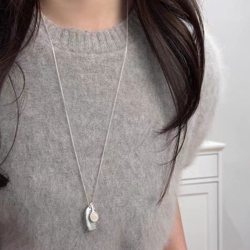 2026 New Niche Design Mother-Of-Pearl Comb Simple Necklace High-End Fashionable Sweater Chain Long Necklace for Women 2026 New Niche Design Mother-Of-Pearl Comb Simple Necklace High-End Fashionable Sweater Chain Long Necklace for Women