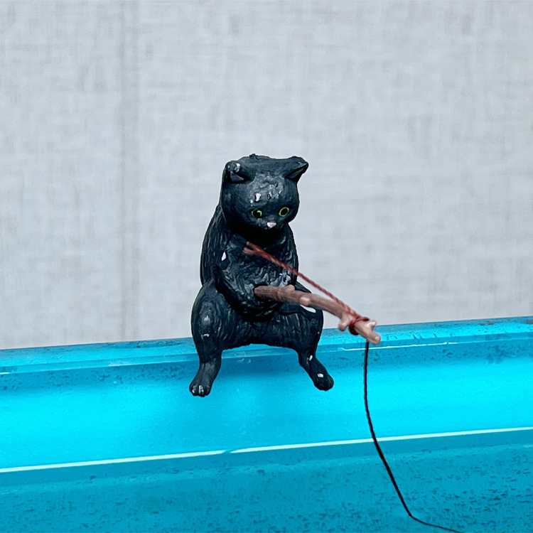 Новый черный кот-рыбак.