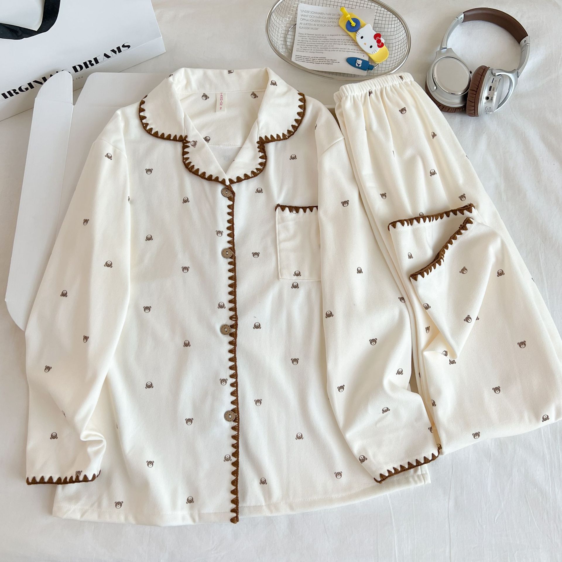Nuevo pijama de invierno transfronterizo de mujeres de terciopelo con solapa de manga larga cardigán dulce lindo y cálido conjunto de ropa de hogar