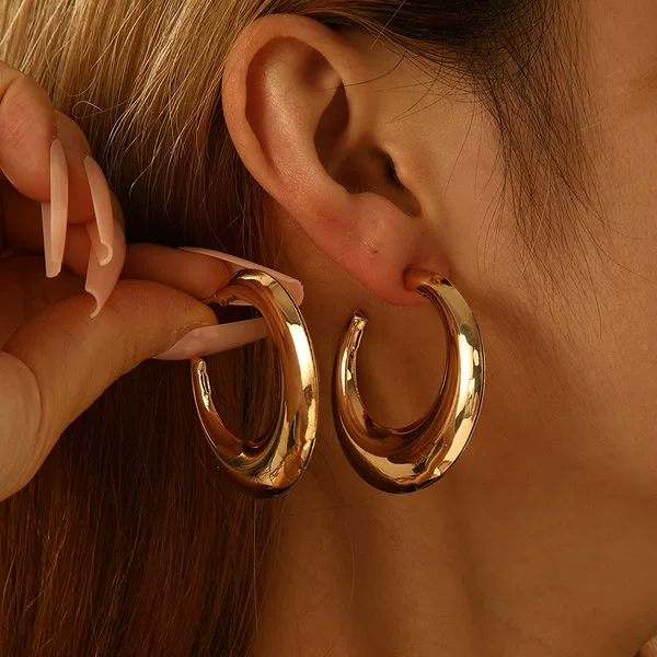 Earrings light luxury high-end niche design simple cold wind wholesale geometric C- shaped temperament gold earrings for women