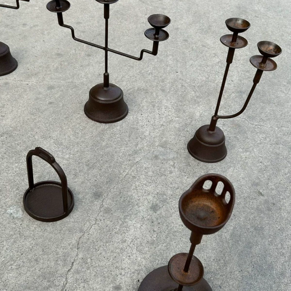 Ностальгические старые предметы старинные ретро железные масляные лампы старые подсвечники подсвечники