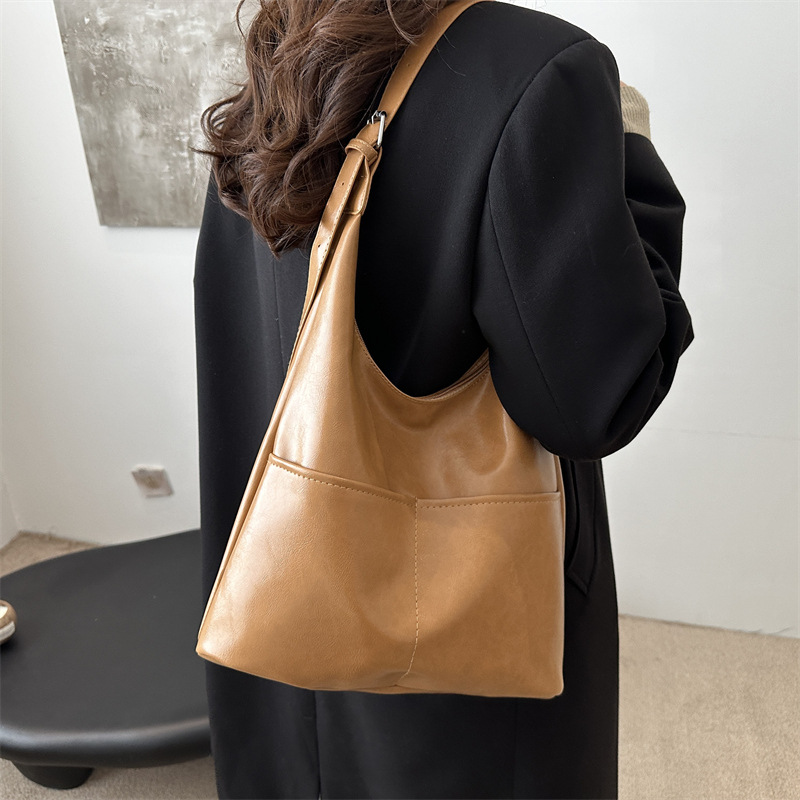 El nuevo diseño de moda de invierno 2024 este año popular bolso de hombro suave bolso de moda personalidad simple bolso de mujer