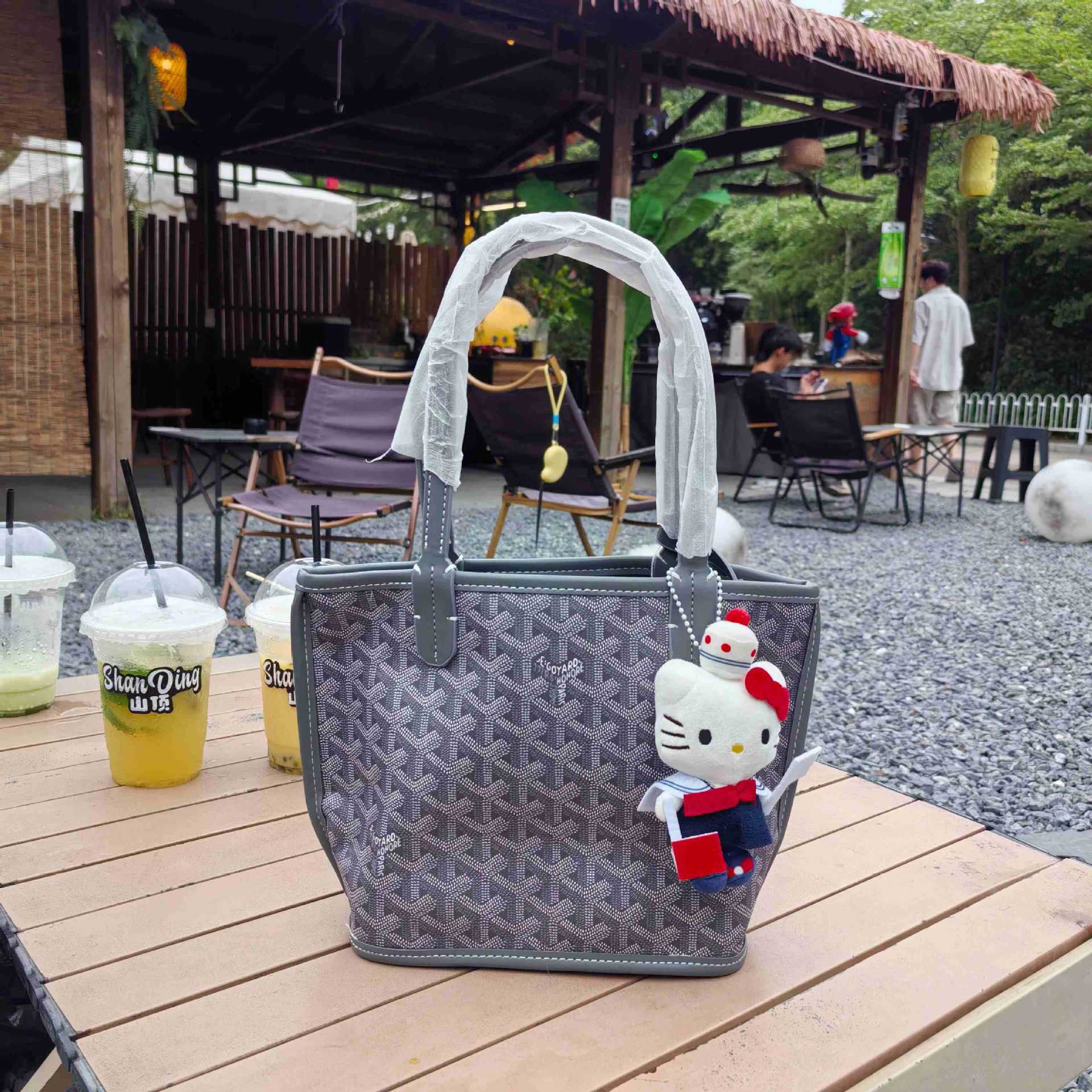 회색