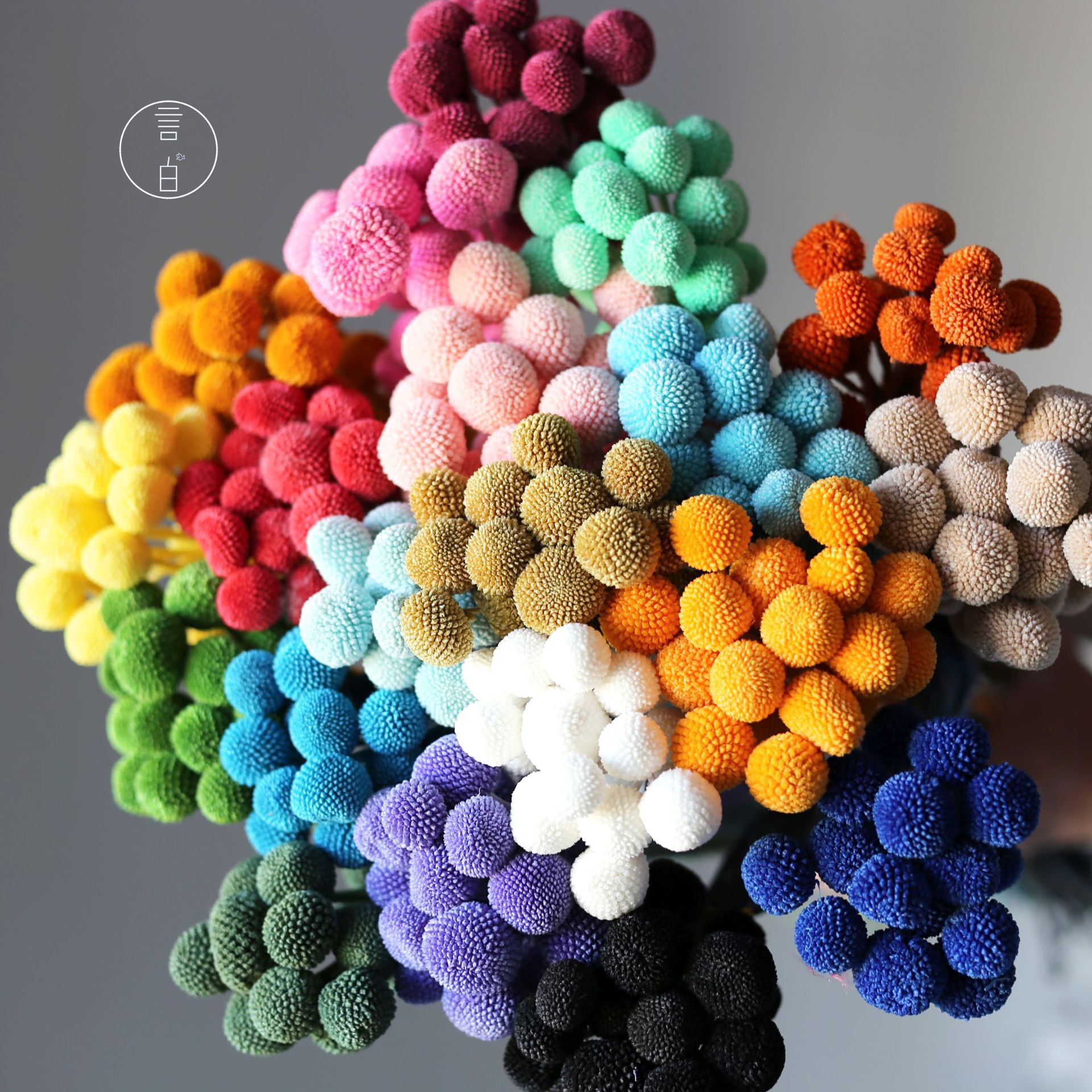 Wholesale of eternal gold ball dried flower bouquets. Wholesale of golden mallet flowers and golden fruits. Natural real flowers with grass flower materials manufacturers.