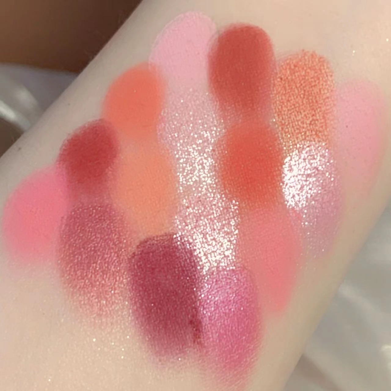 Misslara's 16-color, matte and pearlescent eyeshadow palette, candy-colored Tiktok cross-border makeup Application Scenario