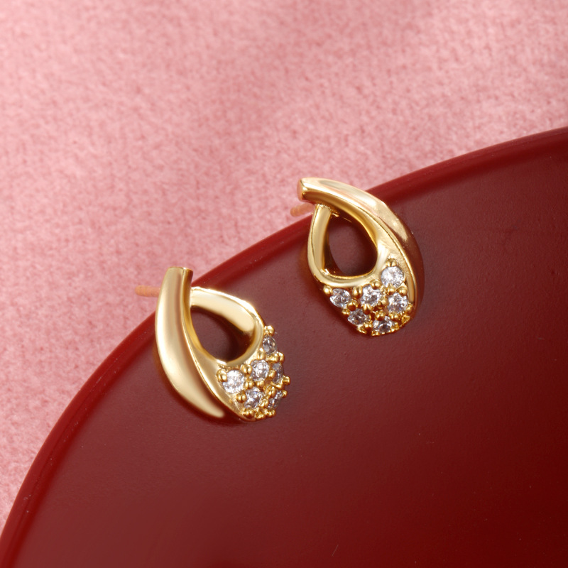 Xuping joyería de aleación de cobre chapado 24K color pernos irregulares sensación de alto nivel nicho ligero pernos de lujo para mujeres