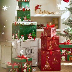 クリスマス装飾品ギフトボックスクリスマスツリーの山に飾られた道具デパートのショーウインドーの雰囲気シーンにギフトボックスを配置する