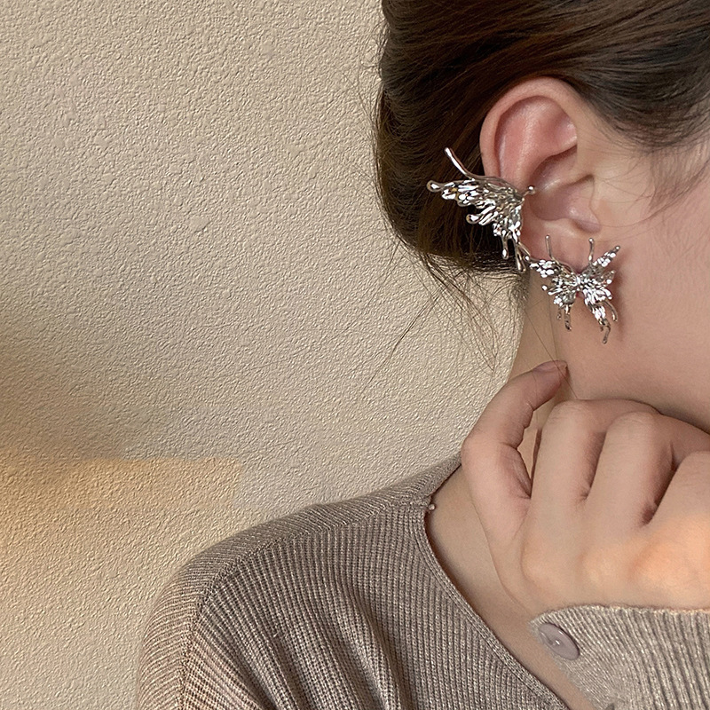 Metal líquido mariposa oreja hueso clip hembra ins nicho diseño estilo frío pendientes europeos y americanos de moda de alta frío