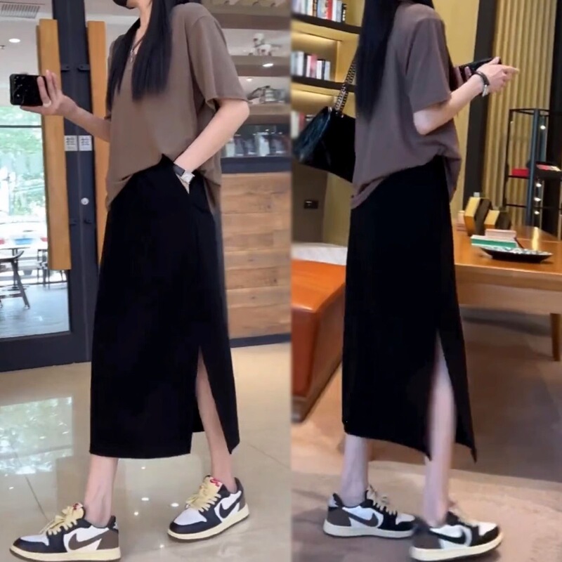 Plus-size high-waisted slimming black midi skirt for women with a pear-shaped figure, new spring-summer elastic A-line skirt with a slit