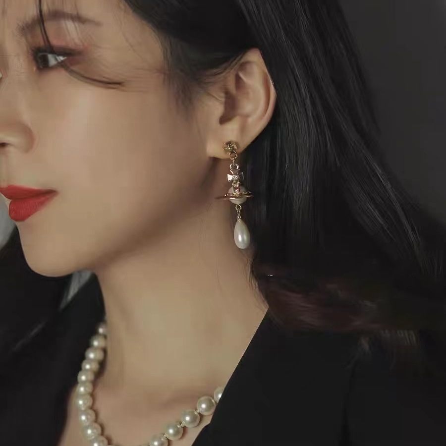 Classic three dimensional earrings drop-shaped pearl with tassels