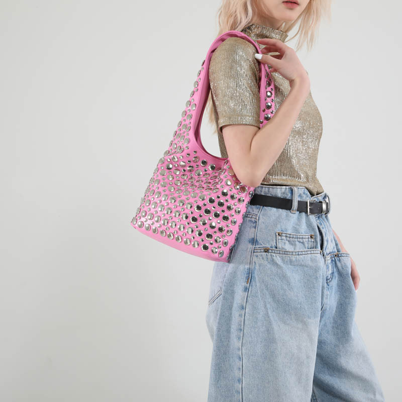 Borsa a spalla da donna a pois con borchie stile biker_voghion.com