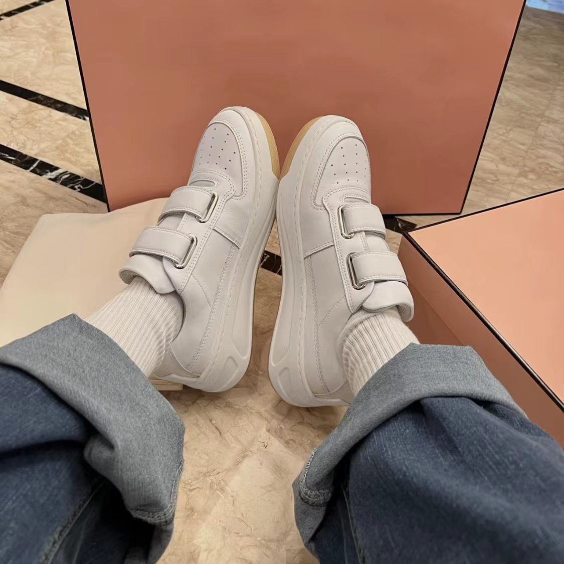 Versión de piel de oveja ~ Zapatos deportivos casuales de velcro de plataforma para mujer, zapatos blancos de aumento, zapatos de tabla, zapatos individuales de panda de cuero