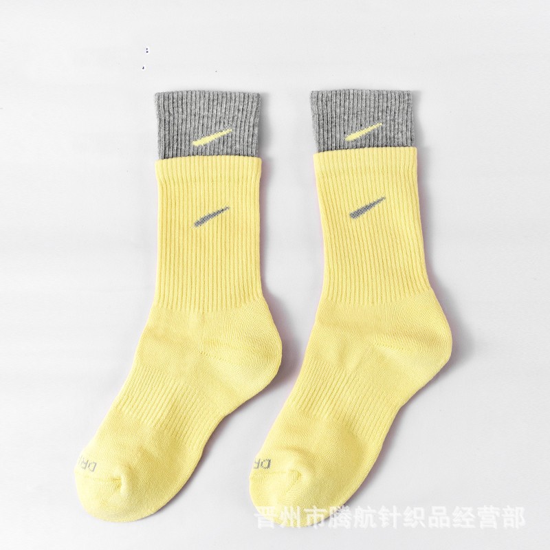蘇万ナイキの靴下のカラーの二重は男女の中で長い筒のタオルの底のスポーツの靴下をつなぎ合わせてバスケットボールの靴下を走ります。