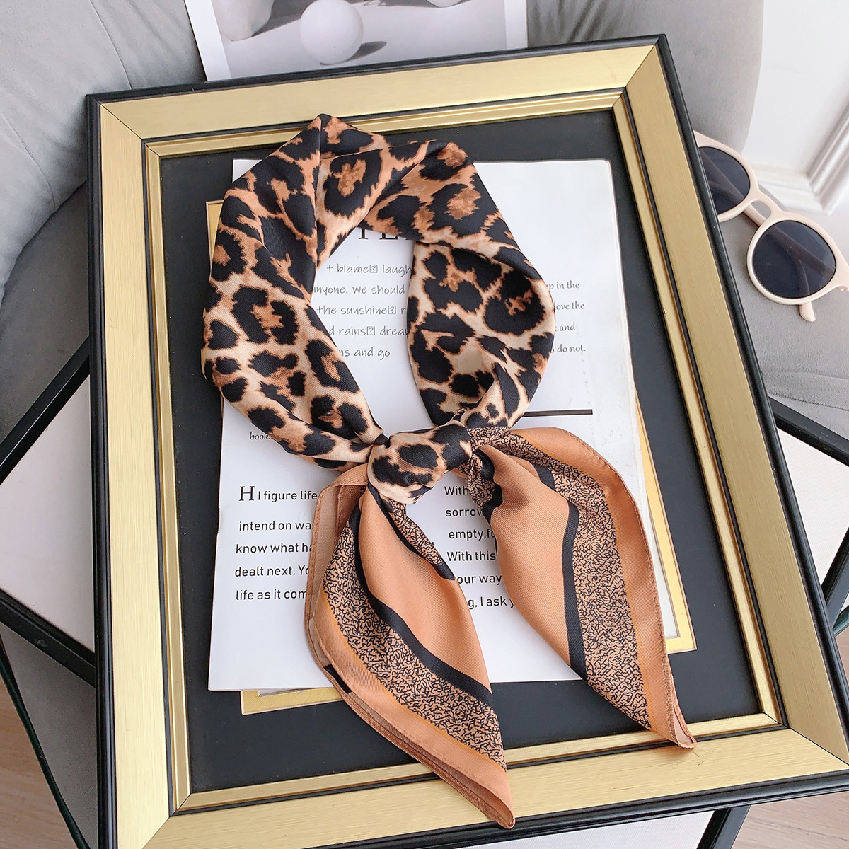 Primavera y verano todo fósforo leopardo carta bufanda de seda artificial de las mujeres protector solar chal en stock bufanda de moda europea y americana pequeña bufanda