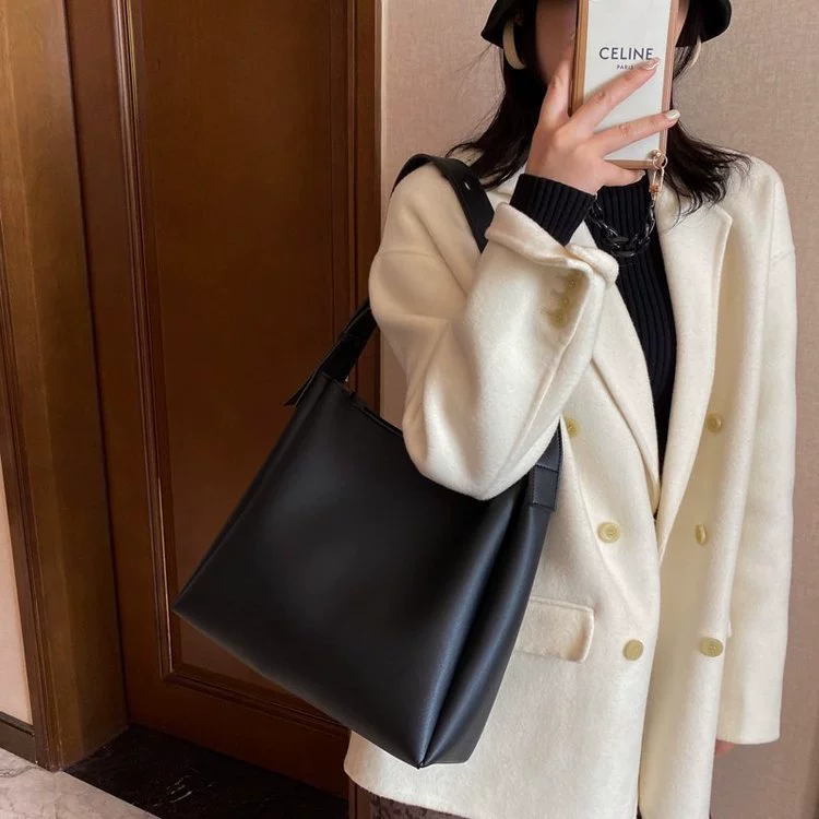 Shoulder bag, retro capacious one-shoulder bag, (Cross-border trading)