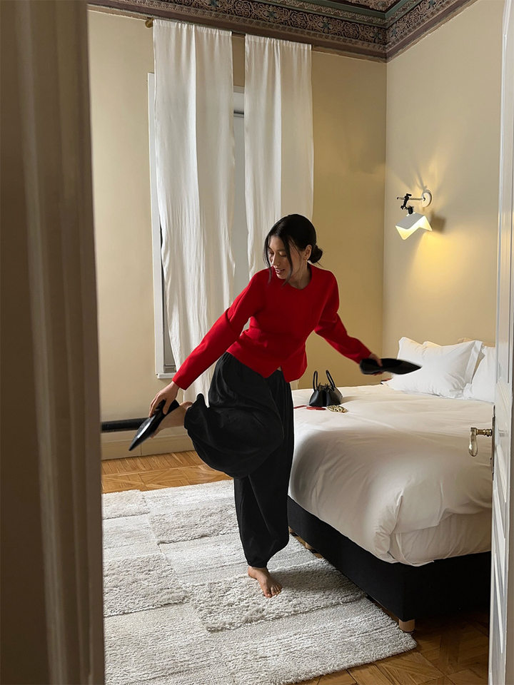 Quần ống rộng bóng xếp ly dáng suông chất liệu mềm mại — màu vàng kim, màu đen chi tiết 10