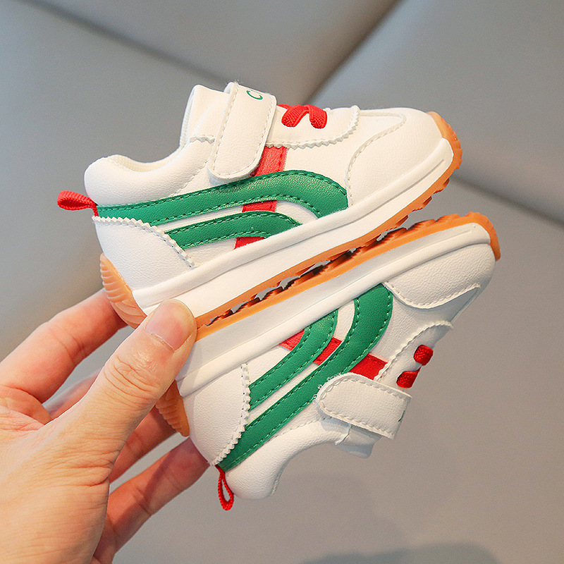 2024 otoño zapatos de cuero para niños al por mayor zapatos de argán de fondo suave zapatos para correr zapatillas de deporte estilo coreano entrega