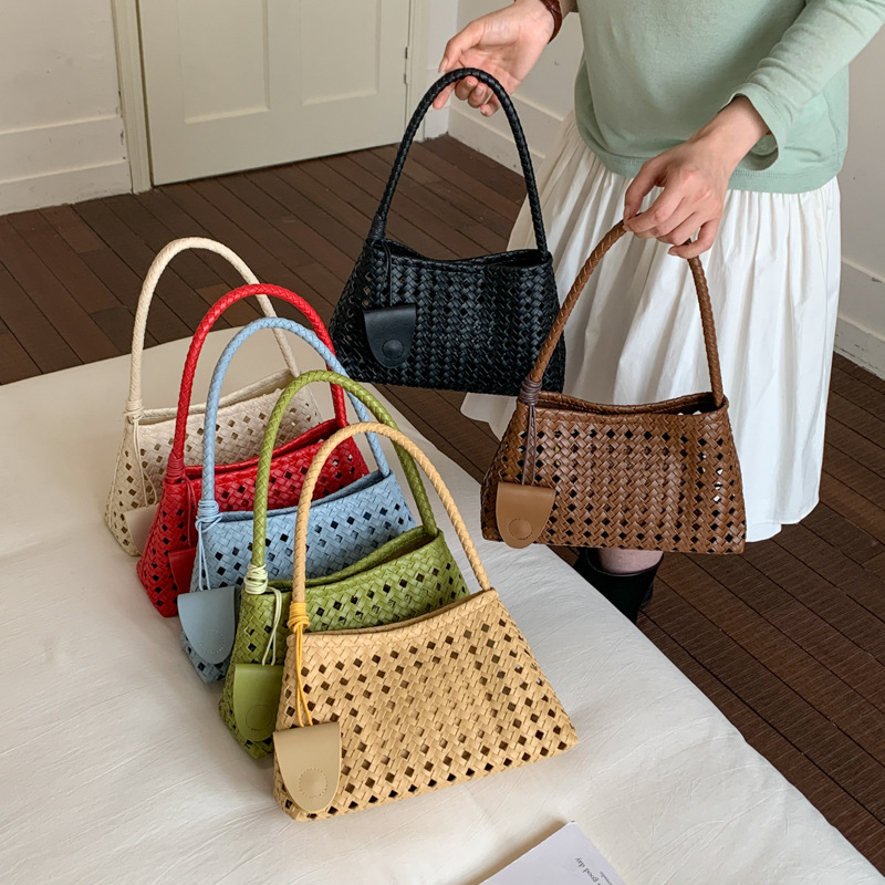 2026 nuevo diseño de moda bolsas de tejido a mano bolsas de brazo portátiles agujeradas bolsas de hombro para mujeres image 1