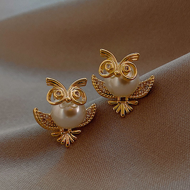 8g Weight Electroplating Gold Plating Process Alloy Ear Needle Material KC Golden Plated Plating Material Earrings, Ear Studs Classification 1 Pair Quantity Casual, Daily Occasion Alloy Material Animal, Star, Moon, Wings, Horse Pattern Women's Gender Simple Style Style Plating Craft 1 Pair Simple Style Animal Star Moon Alloy Women's Earrings Ear Studs 8
