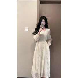 法式温柔杏雨梨云方领裙子女早秋2026大码韩系千金感收腰气质长裙