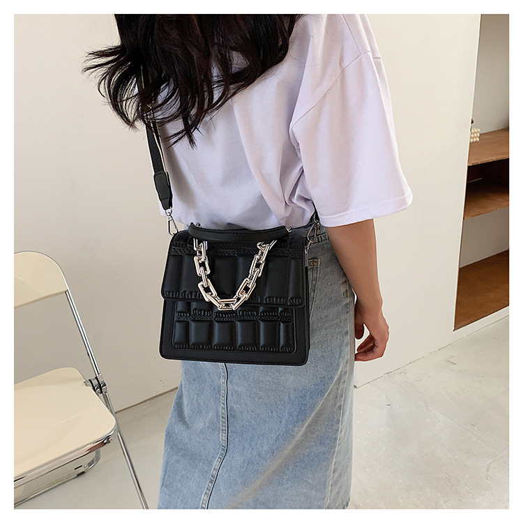 Fashion Retro Thick Chain Lattice Wide Shoulder Strap Messenger Handbag Wholesale Nihaojewelry display picture 6