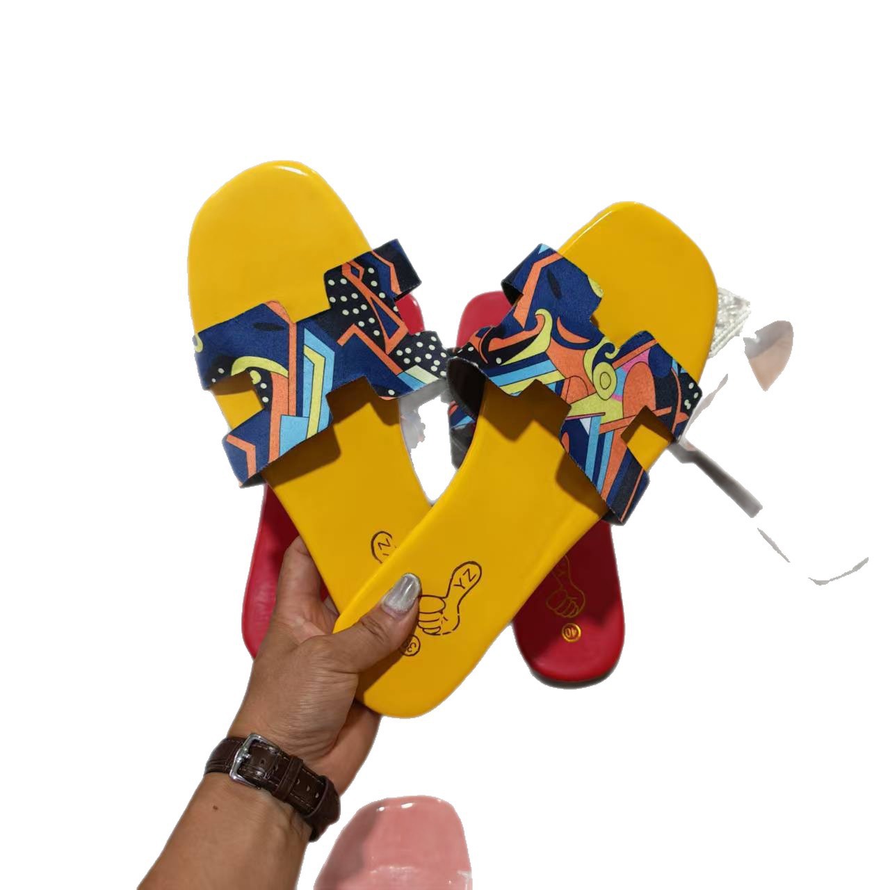 Transfronterizos zapatillas de fondo plano de gran tamaño para mujeres de verano nuevos zapatos europeos y estadounidenses zapatillas de hebilla para mujeres de comercio exterior