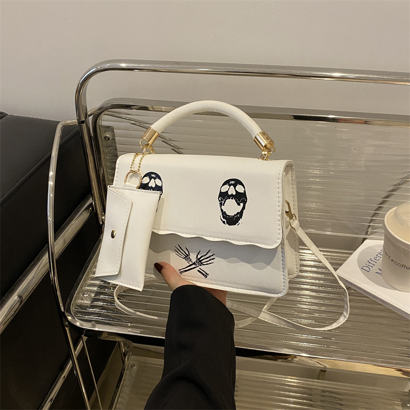 Bolso de hombro casual para mujer 2024 nuevo bolso cuadrado pequeño portátil de moda de moda bolso de mensajero con estampado de calavera de personalidad popular