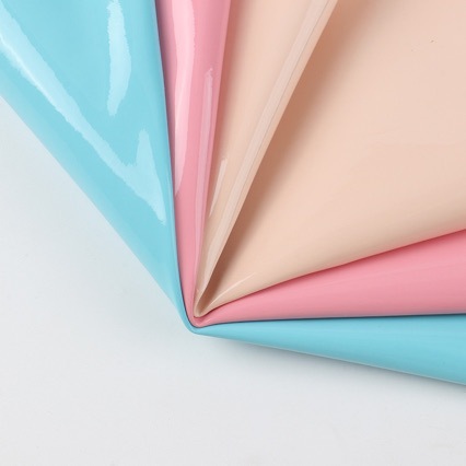 批发亮面PU漆皮镜面皮革80后柔软高光高尔夫底无折痕0.8mm箱包鞋