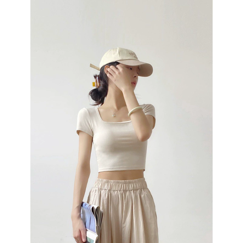 Короткая женская футболка с короткими рукавами на груди с коротким квадратным воротником